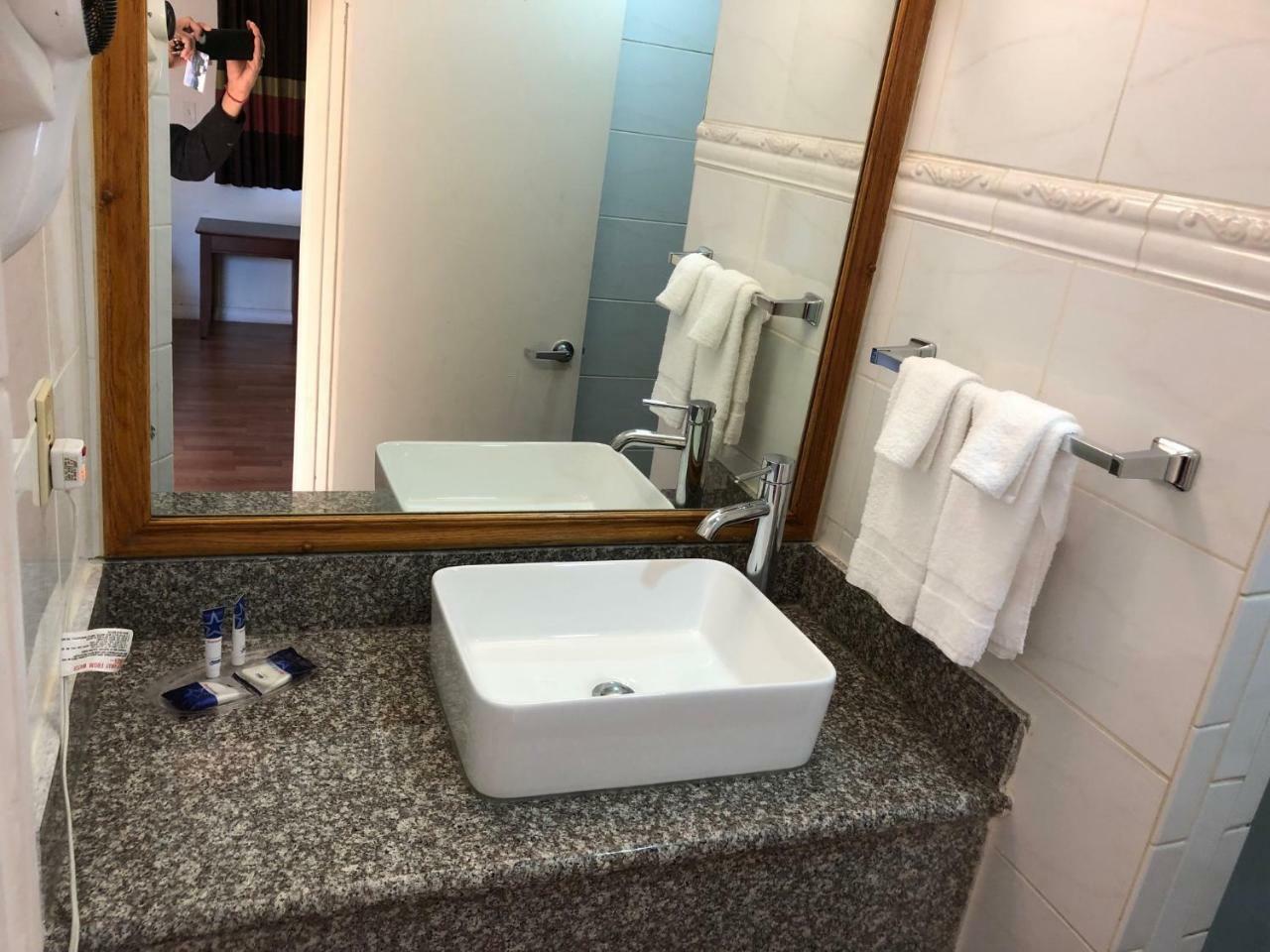 Americas Best Value Inn Visalia Eksteriør bilde
